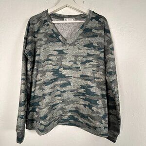 Carve Designs Women's Pullover Camo Top Small Long Sleeve V-Neck Green Stretch